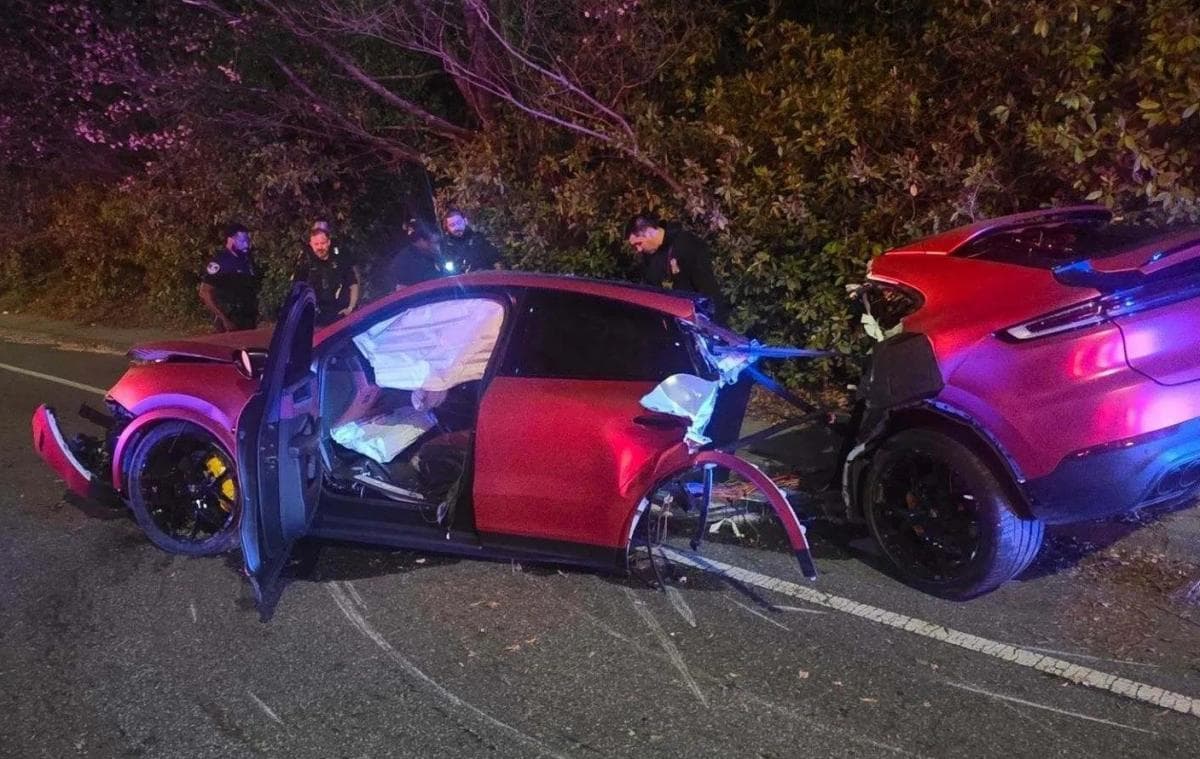 Porsche Cayenne Terbelah 2 dalam Kecelakaan Mengerikan, Ajaib Pengemudi Selamat Porsche Cayenne Terbelah 2 dalam Kecelakaan Mengerikan, Ajaib Pengemudi Selamat