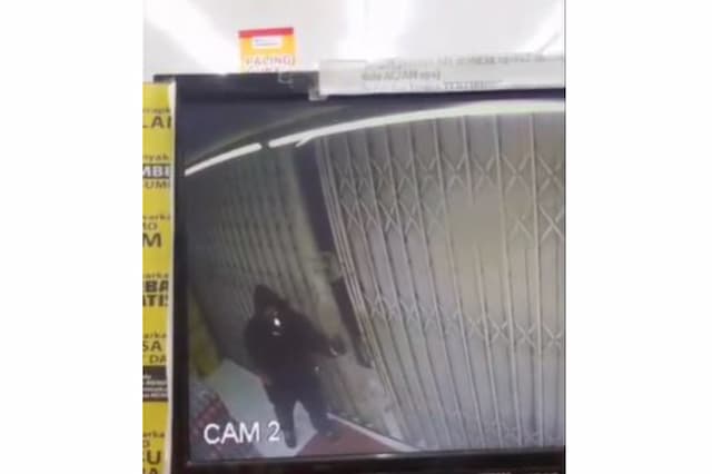 Terekam CCTV! Pria Bertopeng Bersenjata Pisau Mainan Bobol Minimarket di Majalengka Terekam CCTV! Pria Bertopeng Bersenjata Pisau Mainan Bobol Minimarket di Majalengka