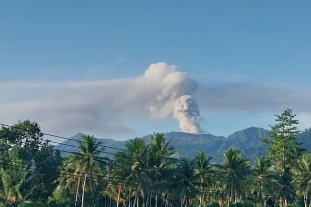 Gunung Dukono di Maluku Utara Meletus Hari Ini, Muntahkan Abu Vulkanik 2.000 Meter Gunung Dukono di Maluku Utara Meletus Hari Ini, Muntahkan Abu Vulkanik 2.000 Meter