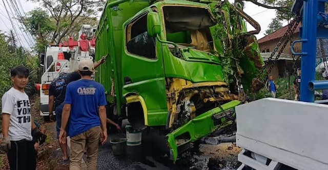 Kecelakaan Maut 2 Truk Adu Banteng di Cianjur, 1 Tewas 1 Luka Kecelakaan Maut 2 Truk Adu Banteng di Cianjur, 1 Tewas 1 Luka