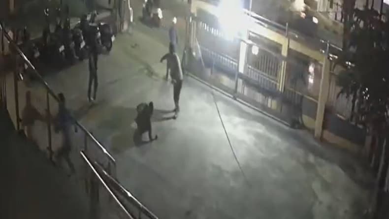 Brutal! Detik-Detik 2 Juru Parkir Dibacok di Samarinda Terekam CCTV Brutal! Detik-Detik 2 Juru Parkir Dibacok di Samarinda Terekam CCTV