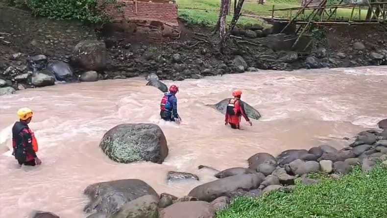 2 Mahasiswi Terseret Banjir Bandang di Wira Garden Lampung, Tim SAR Susuri Sungai Batu Putu 2 Mahasiswi Terseret Banjir Bandang di Wira Garden Lampung, Tim SAR Susuri Sungai Batu Putu