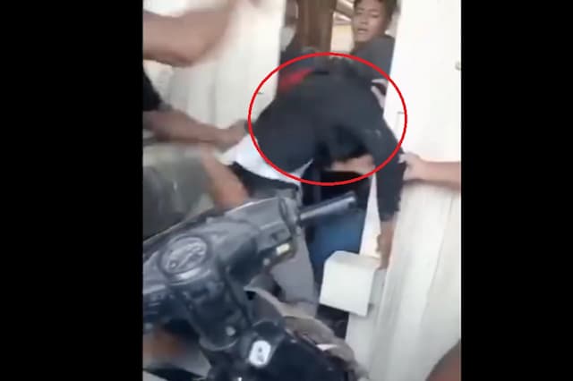 Tepergok Warga, Maling Motor di Cirebon Babak Belur Dihajar Massa Tepergok Warga, Maling Motor di Cirebon Babak Belur Dihajar Massa