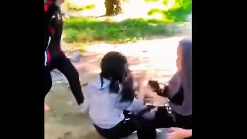 Viral Pengeroyokan Siswi SMP di Luwu Utara, Pelaku Sempat Berjoget Usai Ditangkap Polisi Viral Pengeroyokan Siswi SMP di Luwu Utara, Pelaku Sempat Berjoget Usai Ditangkap Polisi