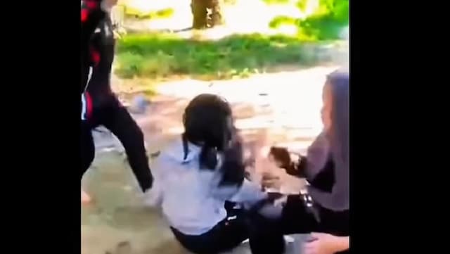 Viral Pengeroyokan Siswi SMP di Luwu Utara, Pelaku Sempat Berjoget Usai Ditangkap Polisi Viral Pengeroyokan Siswi SMP di Luwu Utara, Pelaku Sempat Berjoget Usai Ditangkap Polisi