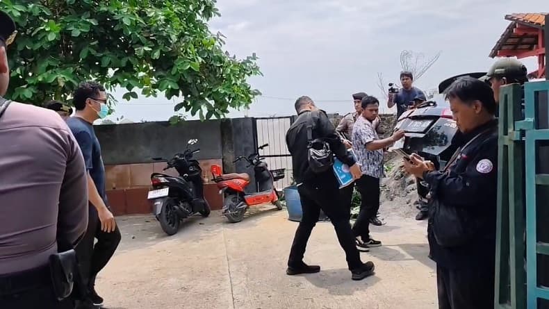Penggeledahan di Indramayu, KPK Sita Dokumen Penting dari Rumah Ketua PDIP Jabar Ono Surono Penggeledahan di Indramayu, KPK Sita Dokumen Penting dari Rumah Ketua PDIP Jabar Ono Surono