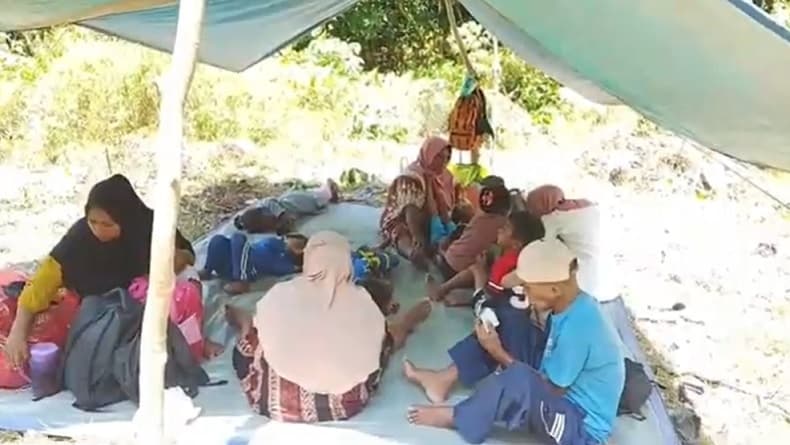 Gempa Besar Picu Kepanikan, Warga Halmahera Barat Mengungsi Takut Tsunami Gempa Besar Picu Kepanikan, Warga Halmahera Barat Mengungsi Takut Tsunami