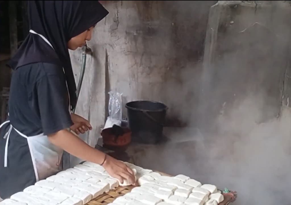Harga Kedelai Impor Melejit Imbas Perang AS-Iran, Perajin Tahu di Tegal Menjerit Harga Kedelai Impor Melejit Imbas Perang AS-Iran, Perajin Tahu di Tegal Menjerit