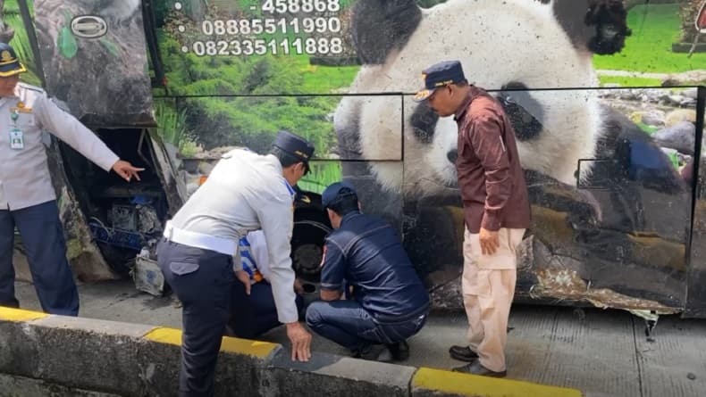 Penyebab Kecelakaan Maut Bus Restu di Tol Jombang, Diduga Ban Belakang Pecah Penyebab Kecelakaan Maut Bus Restu di Tol Jombang, Diduga Ban Belakang Pecah