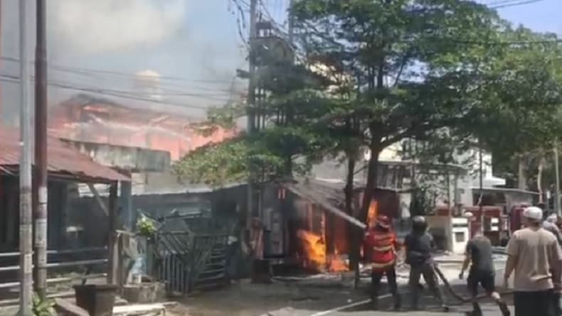 Warung Makan di Ternate Ludes Terbakar, Api Diduga dari Kompor Warung Makan di Ternate Ludes Terbakar, Api Diduga dari Kompor