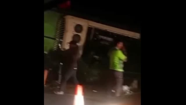 Bus Penuh Penumpang Kecelakaan di Tol Jombang, 1 Orang Tewas dan Belasan Luka-Luka Bus Penuh Penumpang Kecelakaan di Tol Jombang, 1 Orang Tewas dan Belasan Luka-Luka