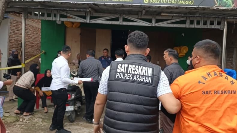 Rekonstruksi Suami Bunuh Istri di Asahan Ricuh, Ibu Korban Mengamuk Histeris Rekonstruksi Suami Bunuh Istri di Asahan Ricuh, Ibu Korban Mengamuk Histeris