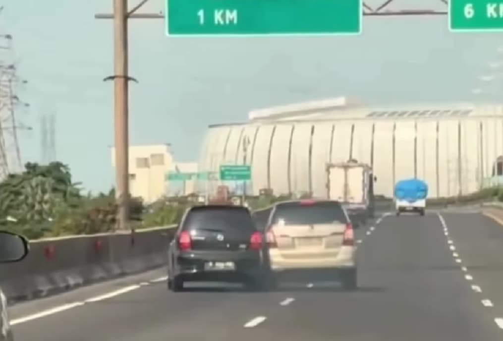 Viral 2 Mobil Saling Kejar dan Senggolan bak Film Action, Polisi Turun Tangan Viral 2 Mobil Saling Kejar dan Senggolan bak Film Action, Polisi Turun Tangan