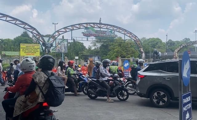Ragunan Diserbu Pengunjung saat Libur Panjang Paskah, Lalu Lintas Padat Ragunan Diserbu Pengunjung saat Libur Panjang Paskah, Lalu Lintas Padat