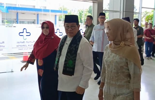 Pramono Jenguk Siswa SD yang Diduga Keracunan di RS Duren Sawit Pramono Jenguk Siswa SD yang Diduga Keracunan di RS Duren Sawit