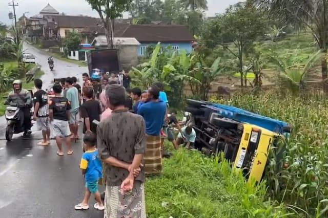 Kecelakaan di Batang, Truk Muatan 3 Ton Baja Ringan Terguling di Tanjakan Sirembel Kecelakaan di Batang, Truk Muatan 3 Ton Baja Ringan Terguling di Tanjakan Sirembel