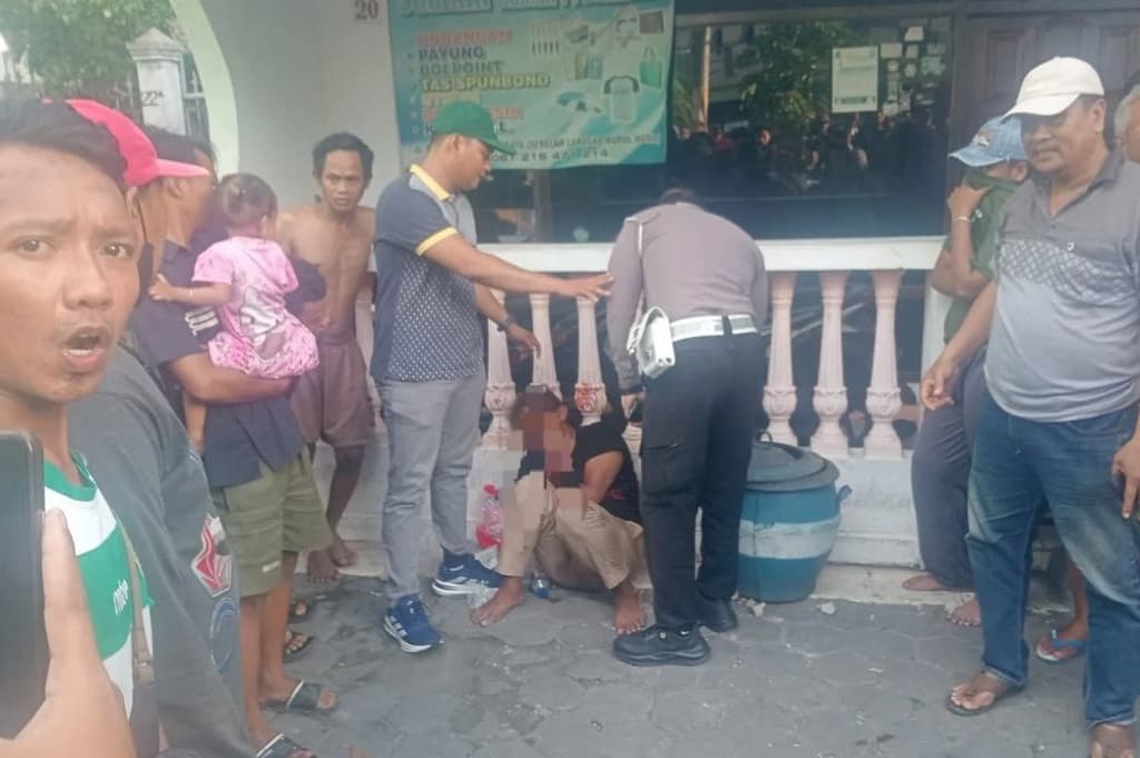 Penjambret Kalung Emas di Kenjeran Terjebak Macet saat Kabur, Berujung Diamuk Massa Penjambret Kalung Emas di Kenjeran Terjebak Macet saat Kabur, Berujung Diamuk Massa