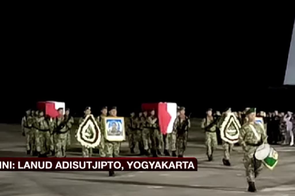 Upacara Militer Iringi 2 Jenazah Prajurit TNI Gugur di Lebanon Tiba di Lanud Adisutjipto Upacara Militer Iringi 2 Jenazah Prajurit TNI Gugur di Lebanon Tiba di Lanud Adisutjipto