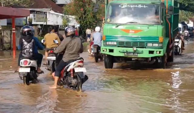 Banjir Kiriman Rendam Ratusan Rumah di Jembrana, Jalur Denpasar Lumpuh Banjir Kiriman Rendam Ratusan Rumah di Jembrana, Jalur Denpasar Lumpuh