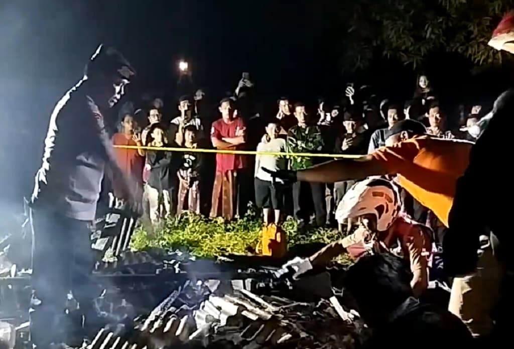 Tragis! Nenek Stroke di Mojokerto Tewas Terbakar dalam Rumah gegara Obat Nyamuk Tragis! Nenek Stroke di Mojokerto Tewas Terbakar dalam Rumah gegara Obat Nyamuk