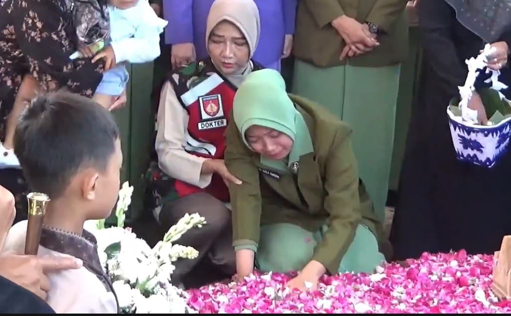 Pemakaman Prajuit TNI, Tangis Istri Kopda Anumerta Farizal Pecah di TMP Giripeni Pemakaman Prajuit TNI, Tangis Istri Kopda Anumerta Farizal Pecah di TMP Giripeni