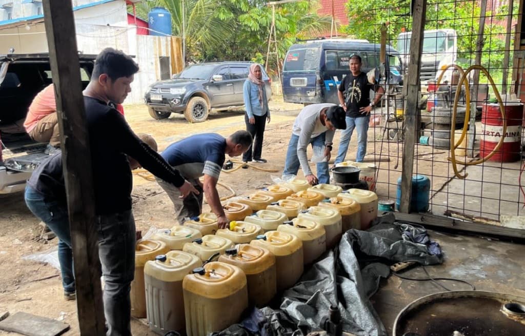 Polda Riau Bongkar Mafia Solar di Pelalawan dan Inhil, 10.000 Liter BBM Disita! Polda Riau Bongkar Mafia Solar di Pelalawan dan Inhil, 10.000 Liter BBM Disita!