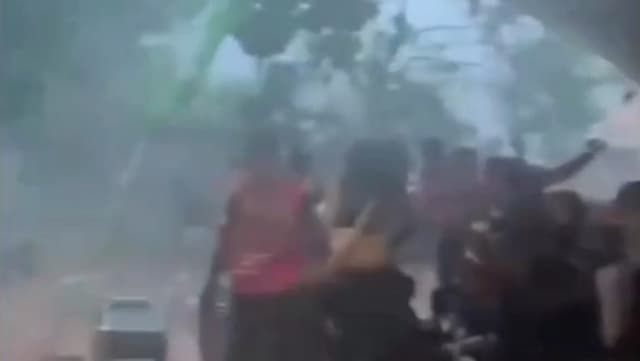 Tenda Hajatan di Bangkalan Roboh Diterjang Angin Kencang, Warga Panik Berlarian Tenda Hajatan di Bangkalan Roboh Diterjang Angin Kencang, Warga Panik Berlarian