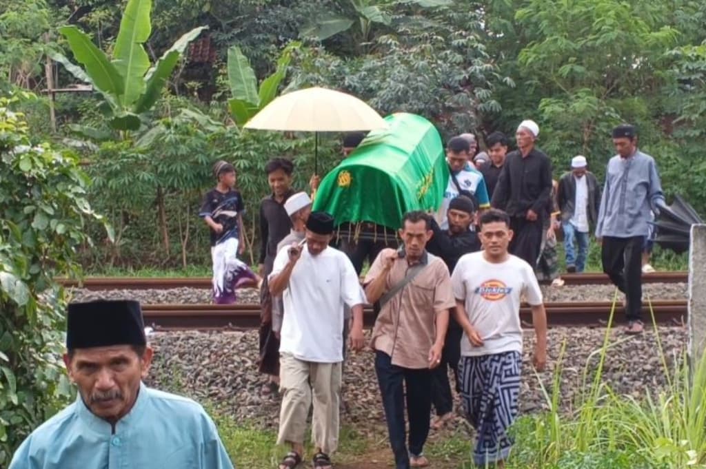 Pemilik Hajatan Tewas Dikeroyok Preman di Purwakarta Dimakamkan, Keluarga Minta Keadilan Pemilik Hajatan Tewas Dikeroyok Preman di Purwakarta Dimakamkan, Keluarga Minta Keadilan