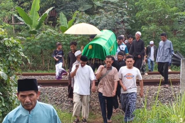 Pemilik Hajatan Tewas Dikeroyok Preman di Purwakarta Dimakamkan, Keluarga Minta Keadilan Pemilik Hajatan Tewas Dikeroyok Preman di Purwakarta Dimakamkan, Keluarga Minta Keadilan