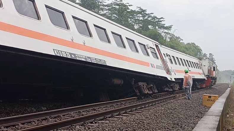 Jalur Utara Padat Imbas KA Bangunkarta Anjlok di Bumiayu, Waspadai Pelintasan Sebidang Jalur Utara Padat Imbas KA Bangunkarta Anjlok di Bumiayu, Waspadai Pelintasan Sebidang