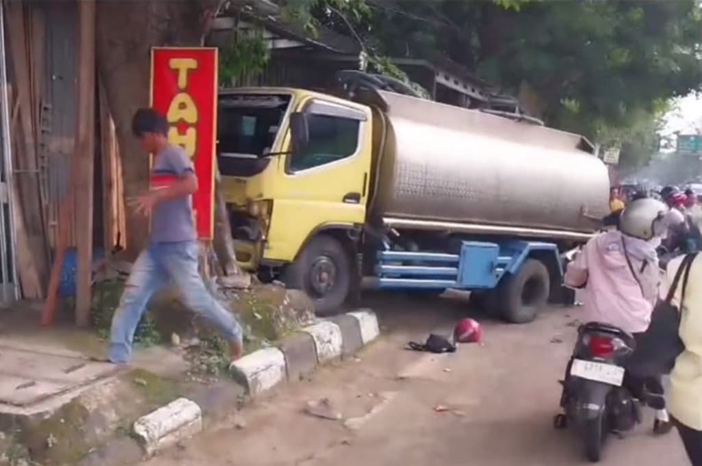 Kecelakaan Maut Truk Tangki Tabrak Angkot dan Motor di Cirebon, 1 Tewas 3 Luka-Luka Kecelakaan Maut Truk Tangki Tabrak Angkot dan Motor di Cirebon, 1 Tewas 3 Luka-Luka