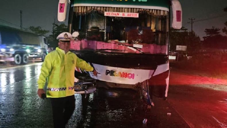 Bus Nyalip Tabrak Daihatsu Sirion di Pekanbaru, 1 Orang Tewas 1 Luka Bus Nyalip Tabrak Daihatsu Sirion di Pekanbaru, 1 Orang Tewas 1 Luka