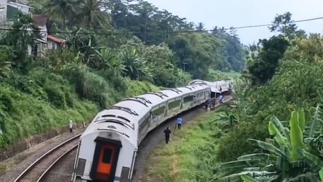 KA Bangunkarta Anjlok di Brebes, 3 Gerbong Keluar Rel KA Bangunkarta Anjlok di Brebes, 3 Gerbong Keluar Rel