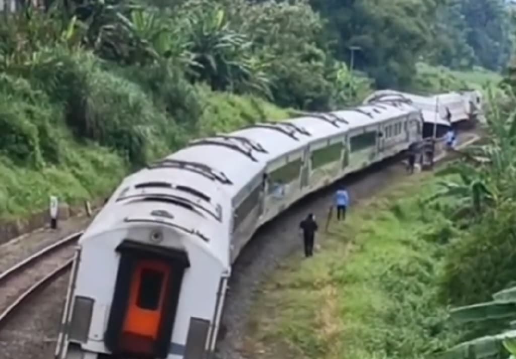 Jalur Tengah Lumpuh Imbas KA Bangunkarta Anjlok di Bumiayu Brebes, KAI Minta Maaf Jalur Tengah Lumpuh Imbas KA Bangunkarta Anjlok di Bumiayu Brebes, KAI Minta Maaf