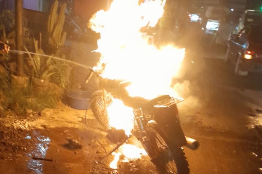Heboh! Motor Terbakar di Tengah Jalan Ramai di Jombang, Diduga Akibat Tangki Bocor Heboh! Motor Terbakar di Tengah Jalan Ramai di Jombang, Diduga Akibat Tangki Bocor