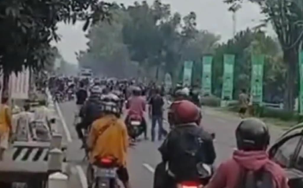 Jombang Mencekam! Ratusan Oknum Pesilat Konvoi Bawa Parang dan Serang Warga Jombang Mencekam! Ratusan Oknum Pesilat Konvoi Bawa Parang dan Serang Warga