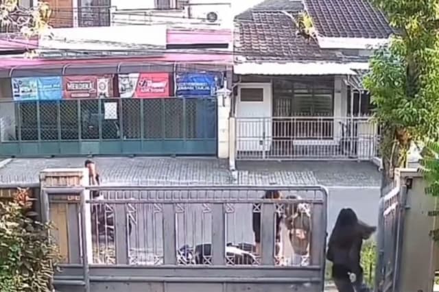 Terekam CCTV, Perempuan di Semarang Dibacok Begal saat Bantu Teman Dirampok Terekam CCTV, Perempuan di Semarang Dibacok Begal saat Bantu Teman Dirampok