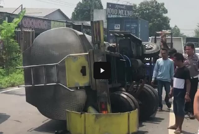Kecelakaan di Mojokerto, Truk Tangki Air Terguling gegara Sopir Mengantuk Kecelakaan di Mojokerto, Truk Tangki Air Terguling gegara Sopir Mengantuk