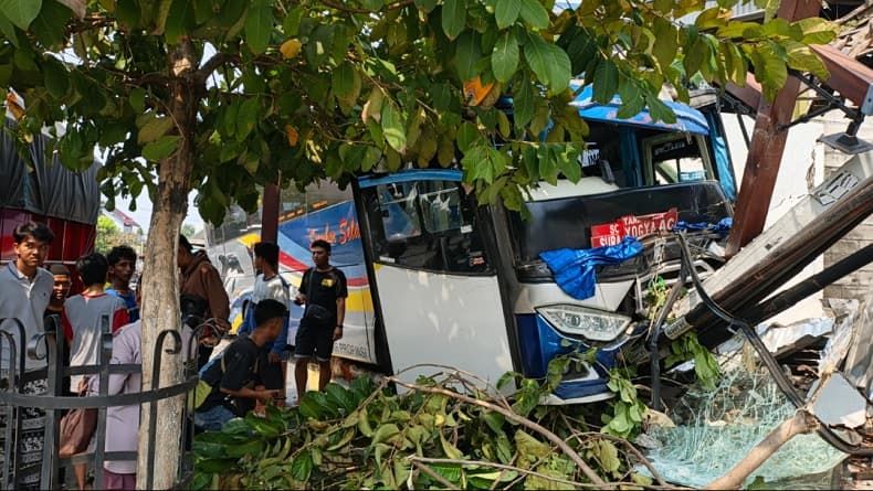 Kecelakaan Maut di Madiun, Sopir Truk Boks Tewas Tabrak Bus Mogok Kecelakaan Maut di Madiun, Sopir Truk Boks Tewas Tabrak Bus Mogok