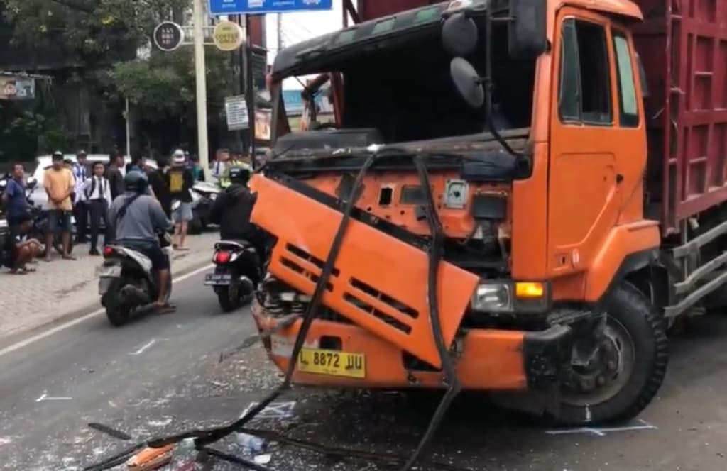 Kecelakaan Beruntun 4 Kendaraan di Mojokerto, 5 Orang Luka-Luka Kecelakaan Beruntun 4 Kendaraan di Mojokerto, 5 Orang Luka-Luka