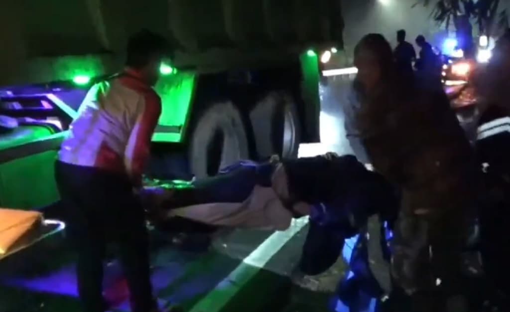 Ngeri! Detik-Detik Kecelakaan Maut Truk vs Motor di Sumedang, Ayah Tewas Anak Kritis Ngeri! Detik-Detik Kecelakaan Maut Truk vs Motor di Sumedang, Ayah Tewas Anak Kritis