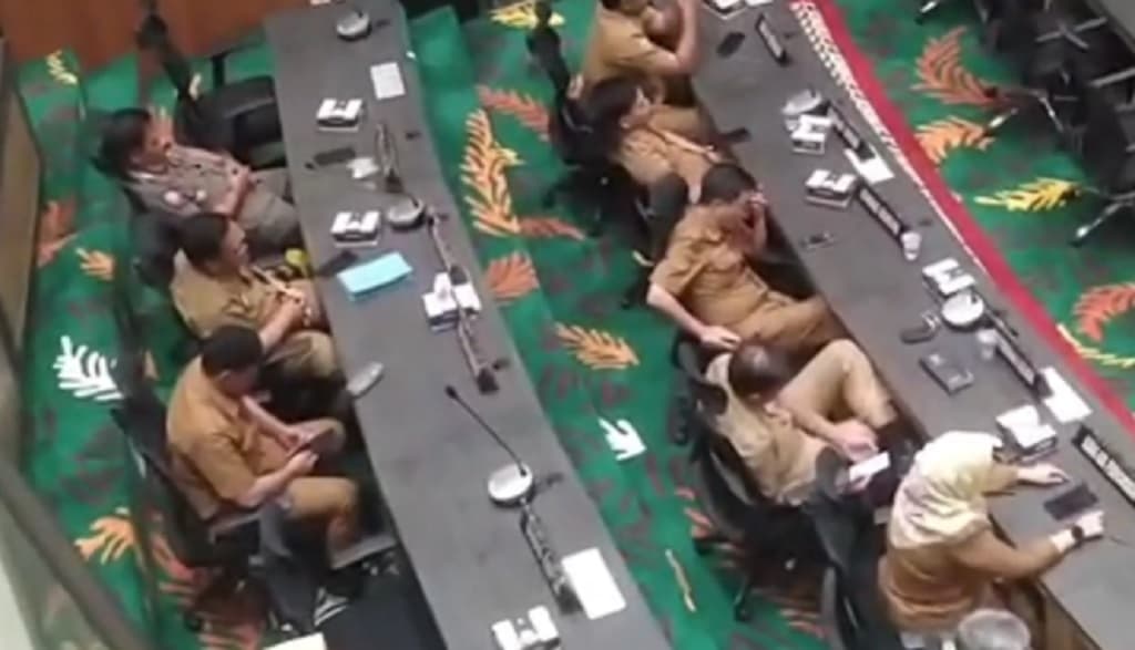 Viral Sekda hingga Kepala OPD di Bangkalan Nonton Drama China saat Sidang Paripurna Viral Sekda hingga Kepala OPD di Bangkalan Nonton Drama China saat Sidang Paripurna