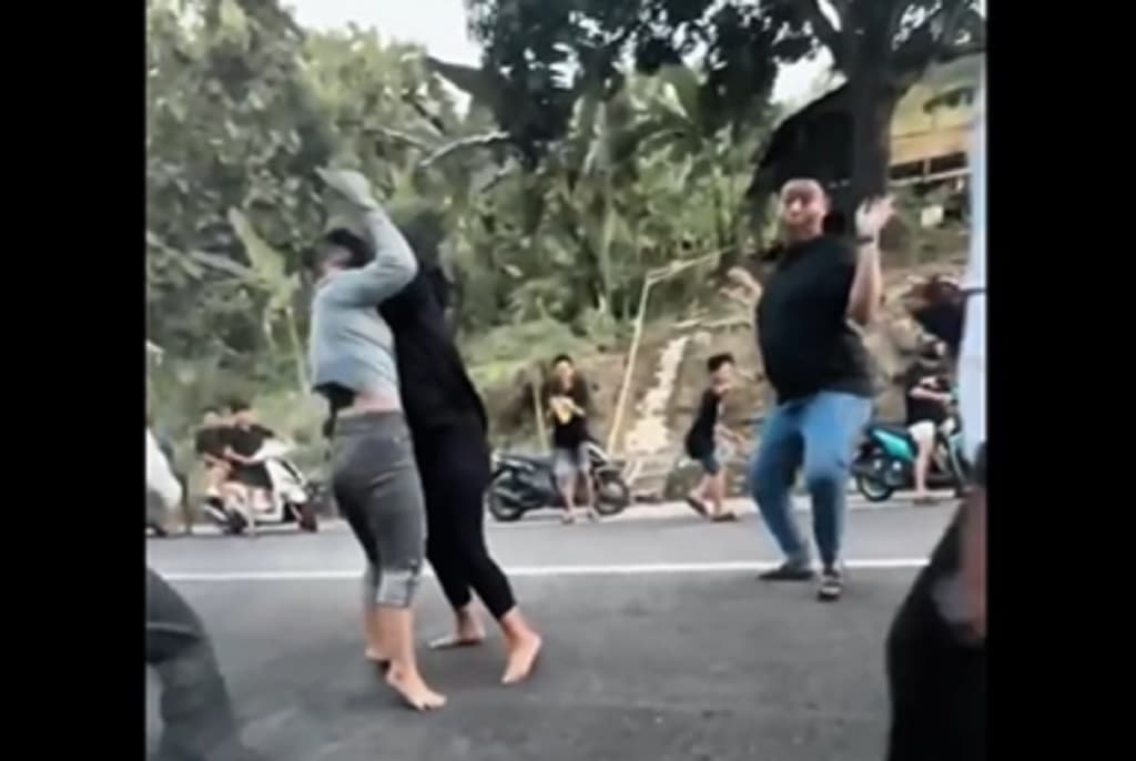 Viral Duel Sengit 2 Wanita di Parepare Rebutan Pria, Jadi Tontonan Warga Viral Duel Sengit 2 Wanita di Parepare Rebutan Pria, Jadi Tontonan Warga
