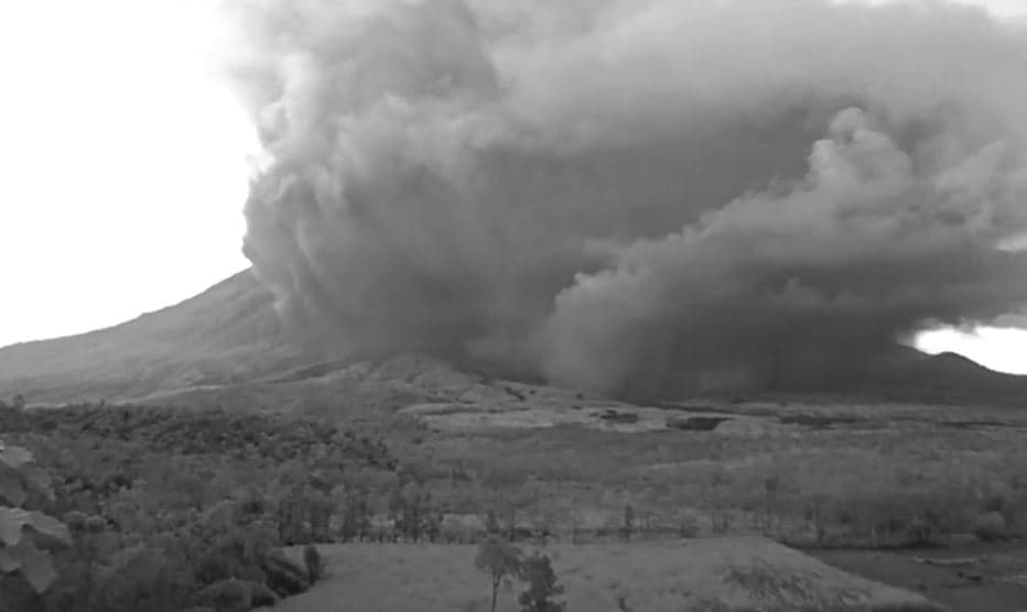 Penampakan Gunung Semeru Meletus Dahsyat, Muntahkan Kolom Abu Setinggi 2 Km Penampakan Gunung Semeru Meletus Dahsyat, Muntahkan Kolom Abu Setinggi 2 Km