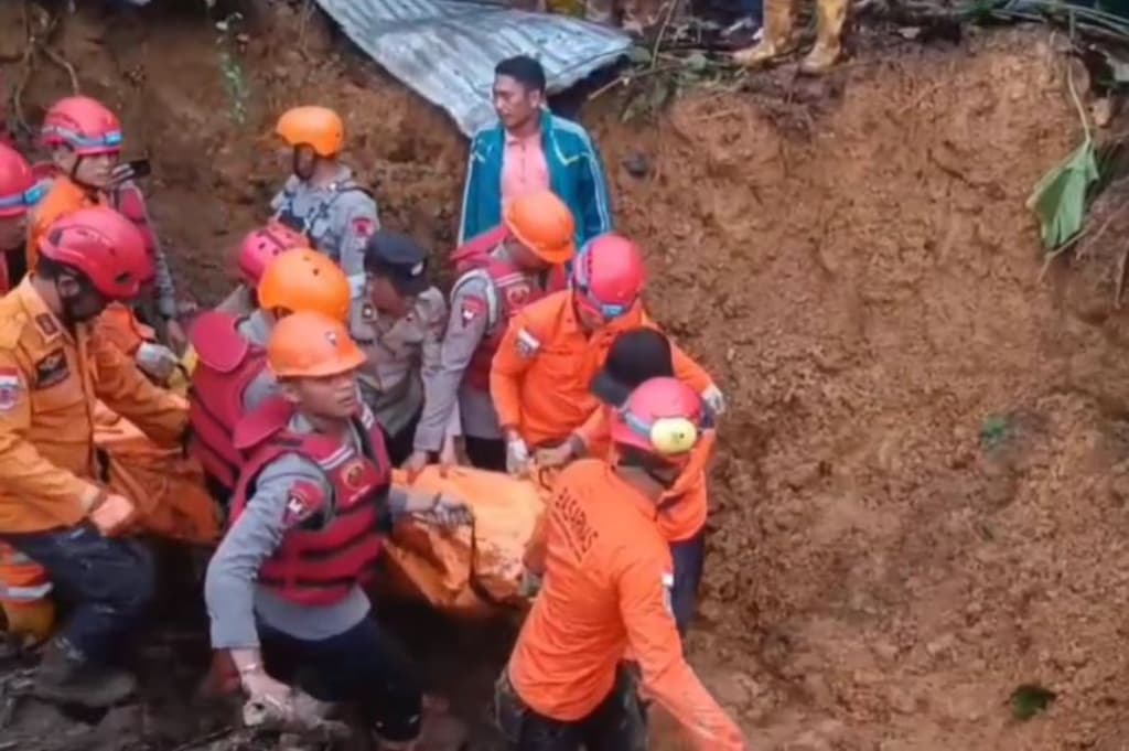 Longsor Terjang 8 Rumah di Deliserdang, 5 Warga Tewas Tertimbun Longsor Terjang 8 Rumah di Deliserdang, 5 Warga Tewas Tertimbun