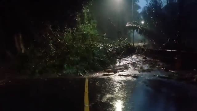 Longsor, Jalur Cadas Pangeran Sumedang Ditutup Total Longsor, Jalur Cadas Pangeran Sumedang Ditutup Total