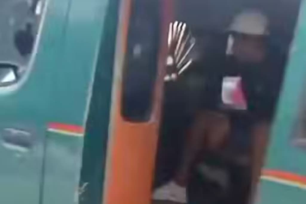 Mencekam! Aksi Begal Bersajam dalam Angkot di Medan, 2 Penumpang Perempuan Nekat Lompat Mencekam! Aksi Begal Bersajam dalam Angkot di Medan, 2 Penumpang Perempuan Nekat Lompat