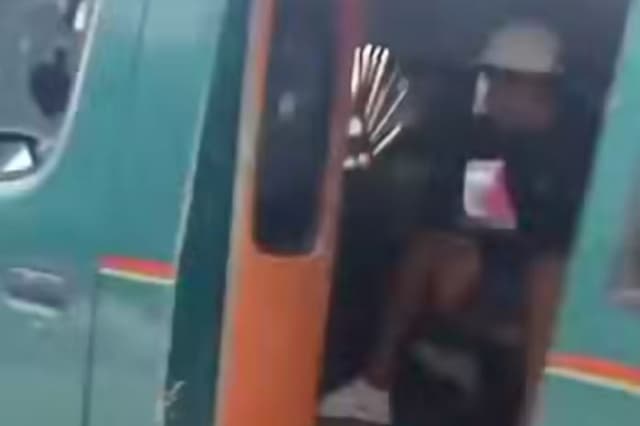 Mencekam! Aksi Begal Bersajam dalam Angkot di Medan, 2 Penumpang Perempuan Nekat Lompat Mencekam! Aksi Begal Bersajam dalam Angkot di Medan, 2 Penumpang Perempuan Nekat Lompat