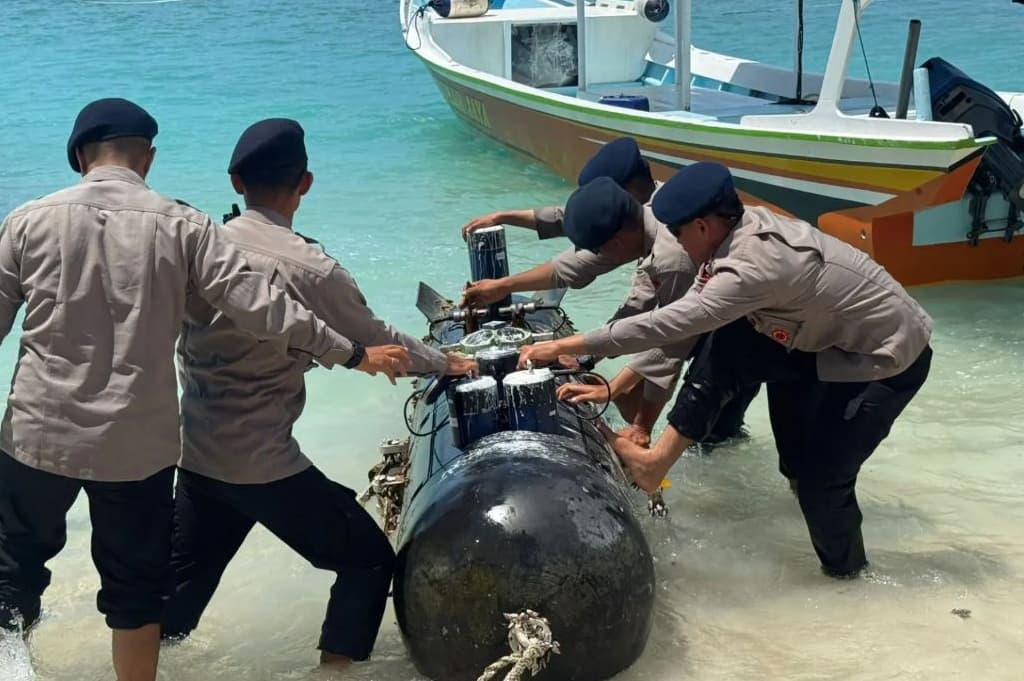 Heboh! Benda Mencurigakan Mirip Torpedo Ditemukan di Perairan Gili Trawangan Heboh! Benda Mencurigakan Mirip Torpedo Ditemukan di Perairan Gili Trawangan