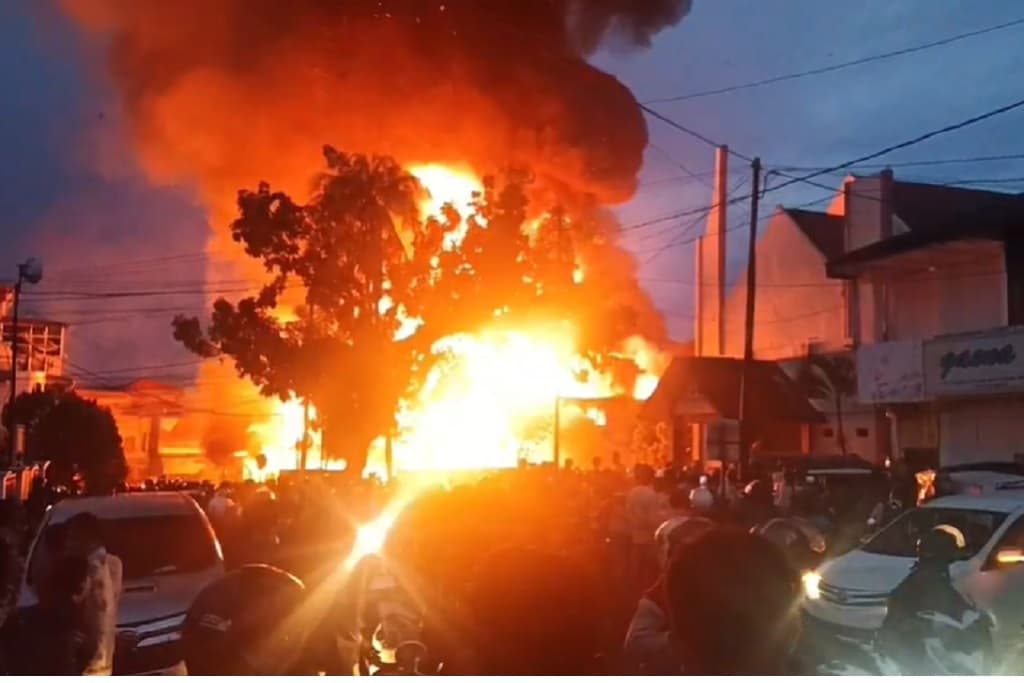 Kebakaran Dahsyat di Gunungsitoli, Lebih dari 20 Ruko Ludes Dilalap Api Kebakaran Dahsyat di Gunungsitoli, Lebih dari 20 Ruko Ludes Dilalap Api